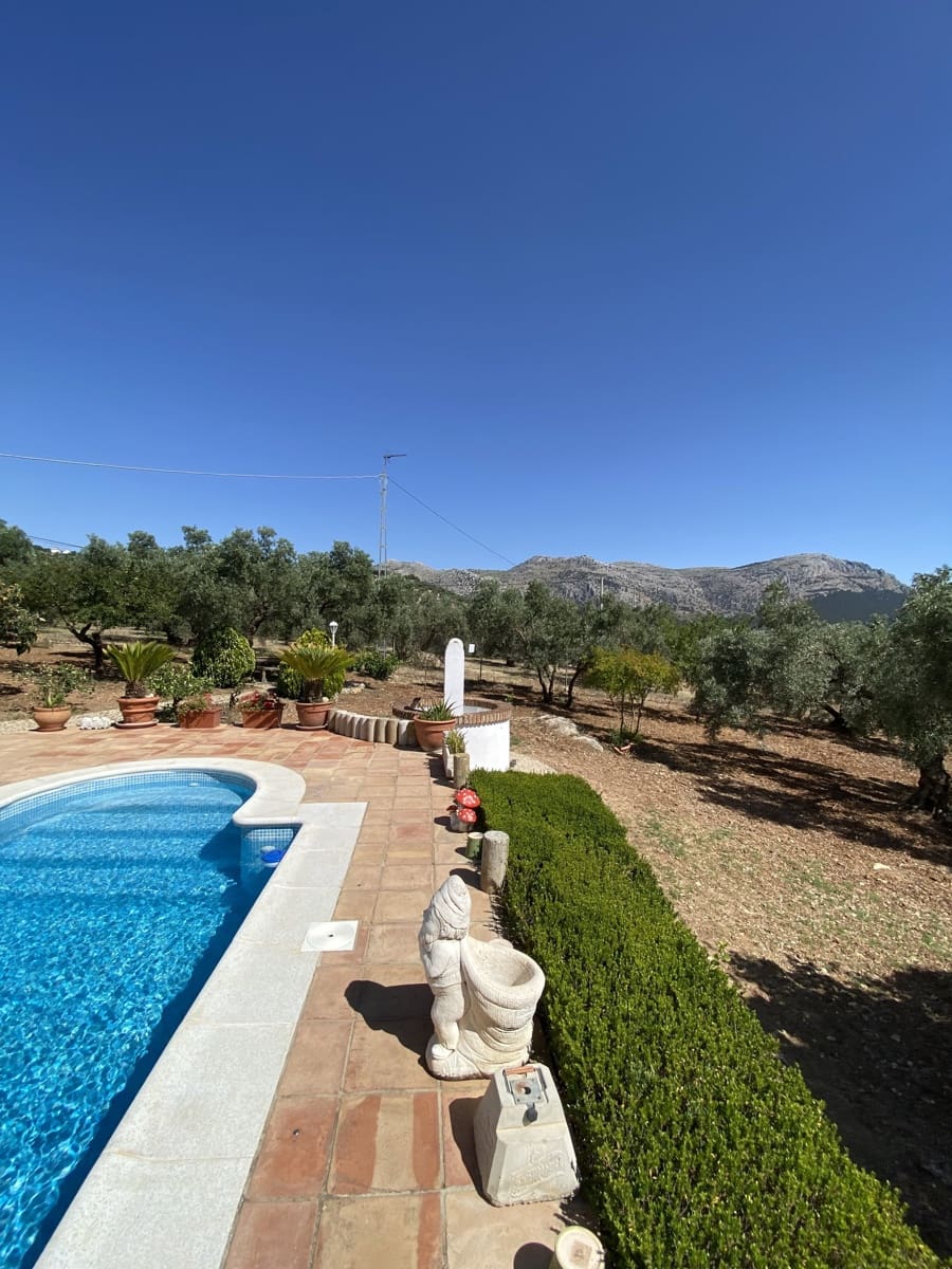 Chalet de 4 habitaciones en Villanueva del Trabuco en venta con piscina garaje - 305.000 € (Ref: 9674838)
