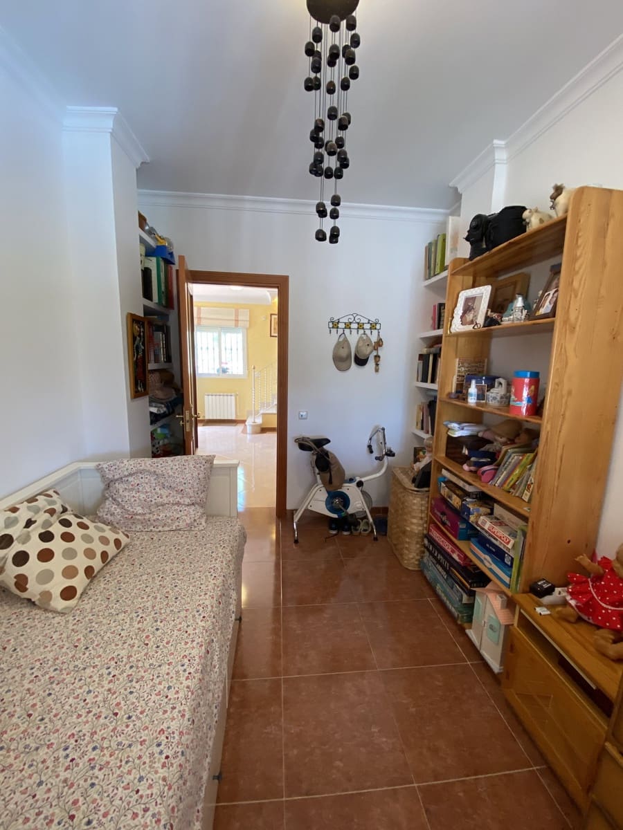 Chalet de 4 habitaciones en Villanueva del Trabuco en venta con piscina garaje - 305.000 € (Ref: 9674838)
