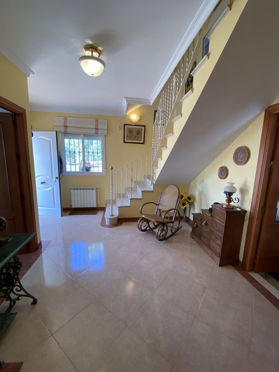 Chalet de 4 habitaciones en Villanueva del Trabuco en venta con piscina garaje - 305.000 € (Ref: 9674838)