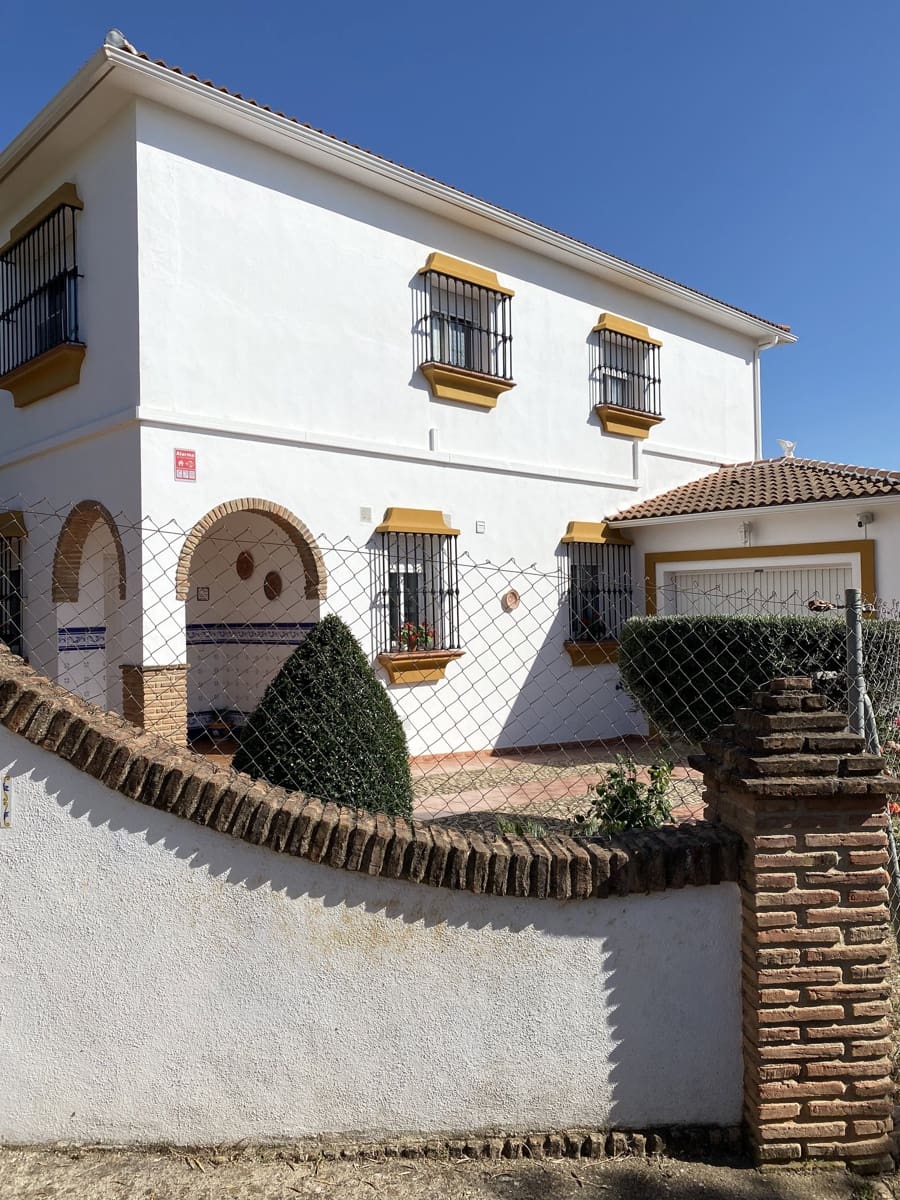 Chalet de 4 habitaciones en Villanueva del Trabuco en venta con piscina garaje - 305.000 € (Ref: 9674838)
