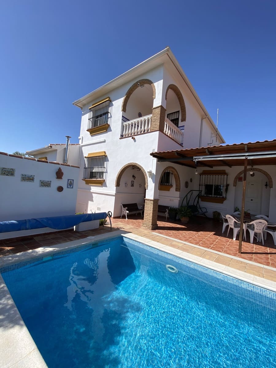 Chalet de 4 habitaciones en Villanueva del Trabuco en venta con piscina garaje - 305.000 € (Ref: 9674838)