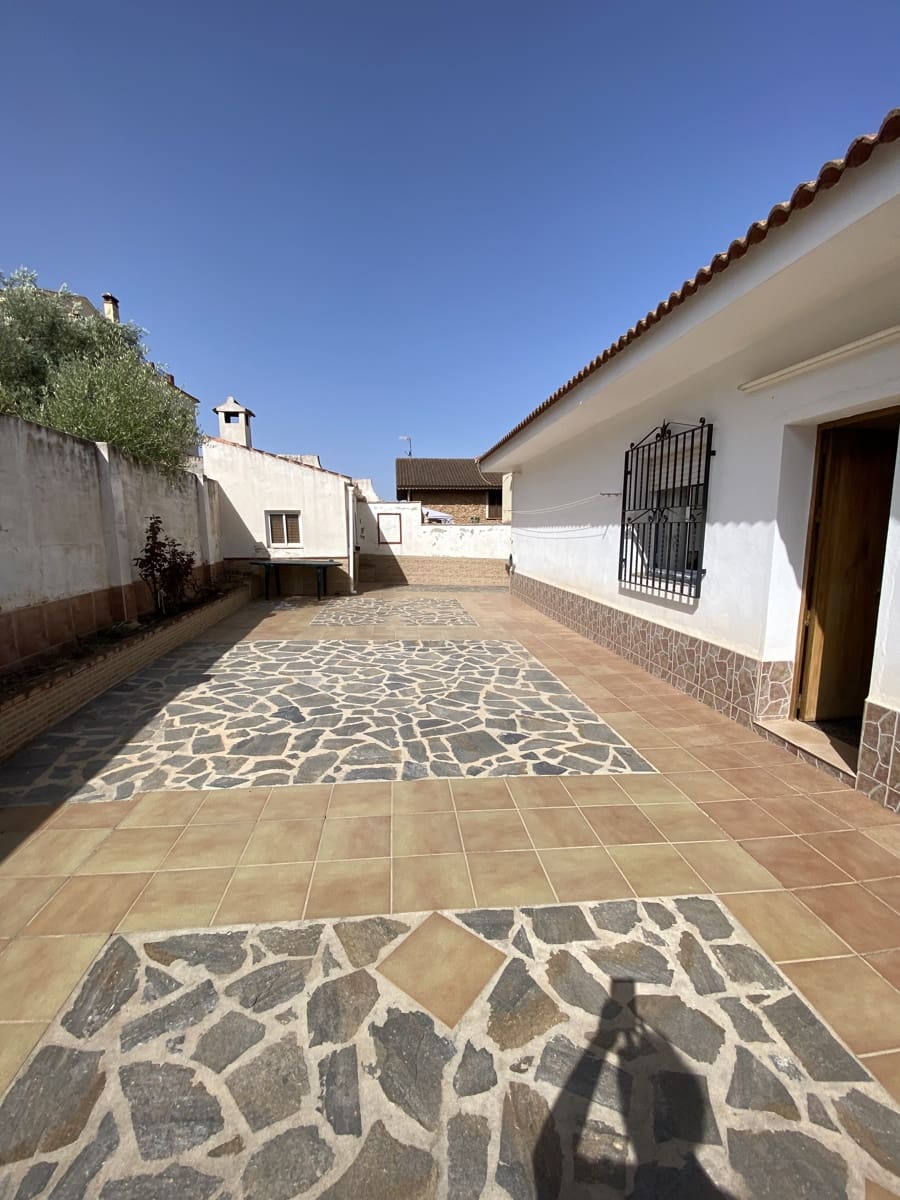 4 bedroom Villa for sale in Villanueva del Trabuco with pool garage - € 199,995 (Ref: 9674839)