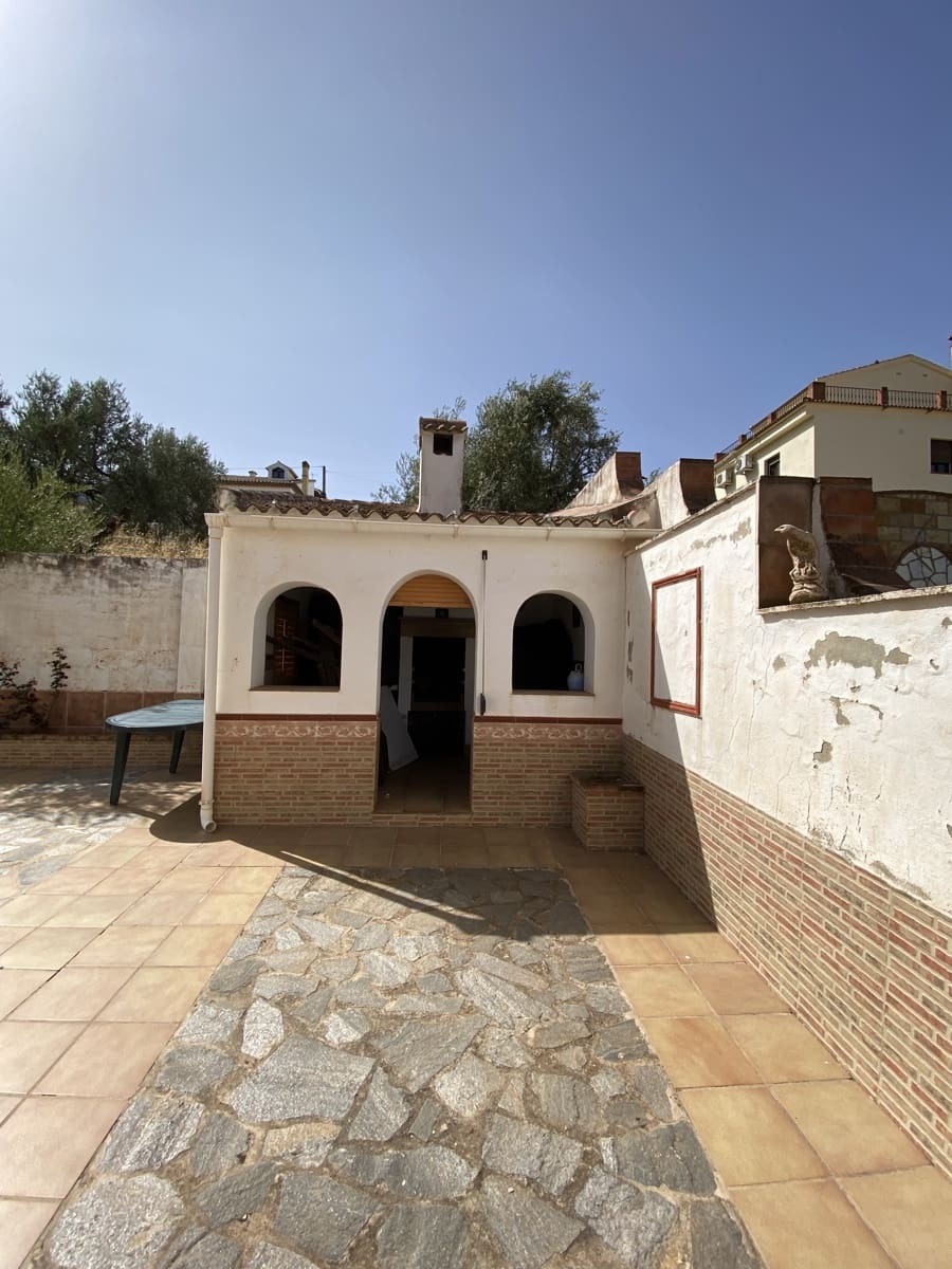 4 bedroom Villa for sale in Villanueva del Trabuco with pool garage - € 199,995 (Ref: 9674839)