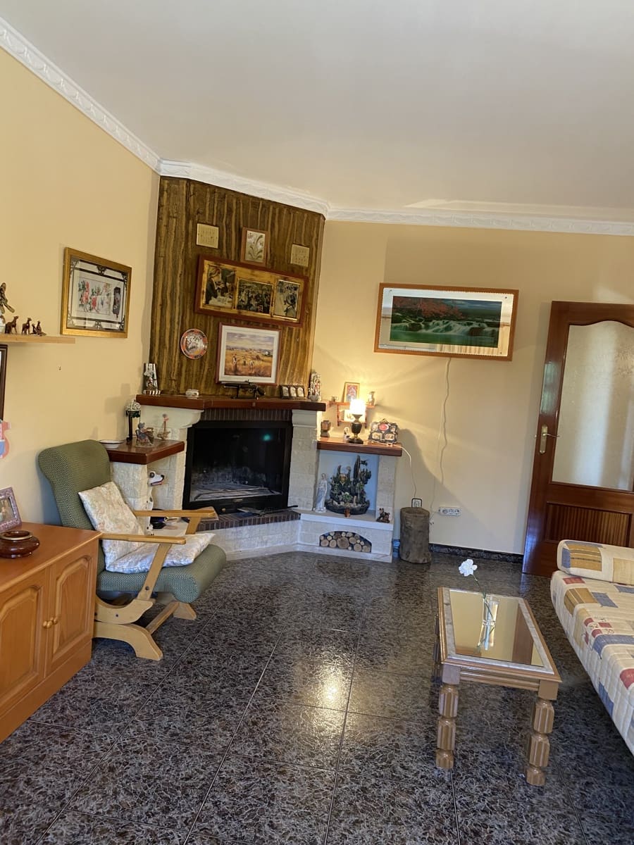 4 bedroom Villa for sale in Villanueva del Trabuco with pool garage - € 199,995 (Ref: 9674839)