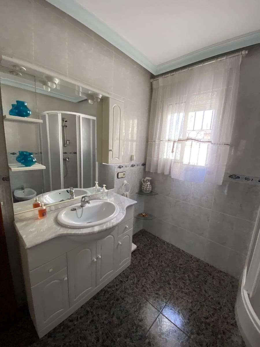 4 bedroom Villa for sale in Villanueva del Trabuco with pool garage - € 199,995 (Ref: 9674839)