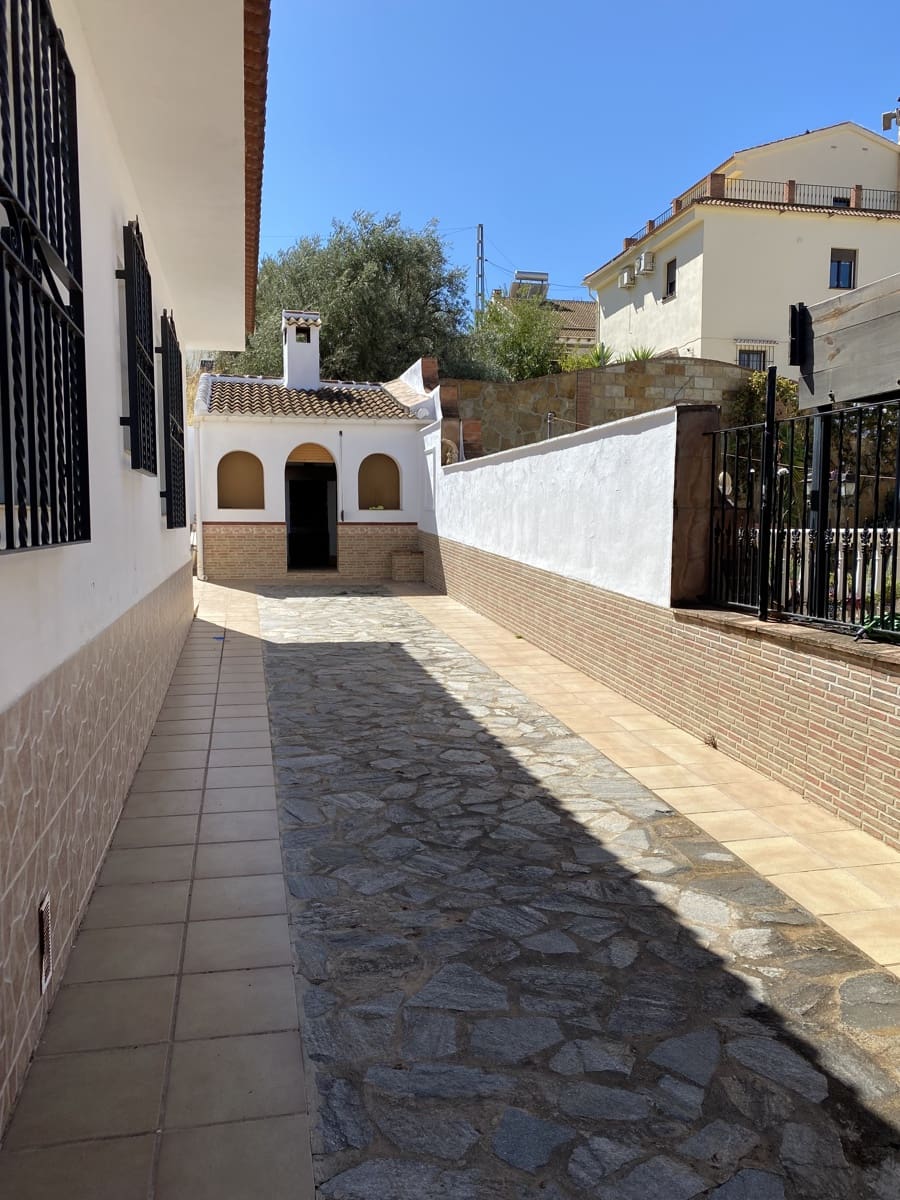 4 bedroom Villa for sale in Villanueva del Trabuco with pool garage - € 199,995 (Ref: 9674839)