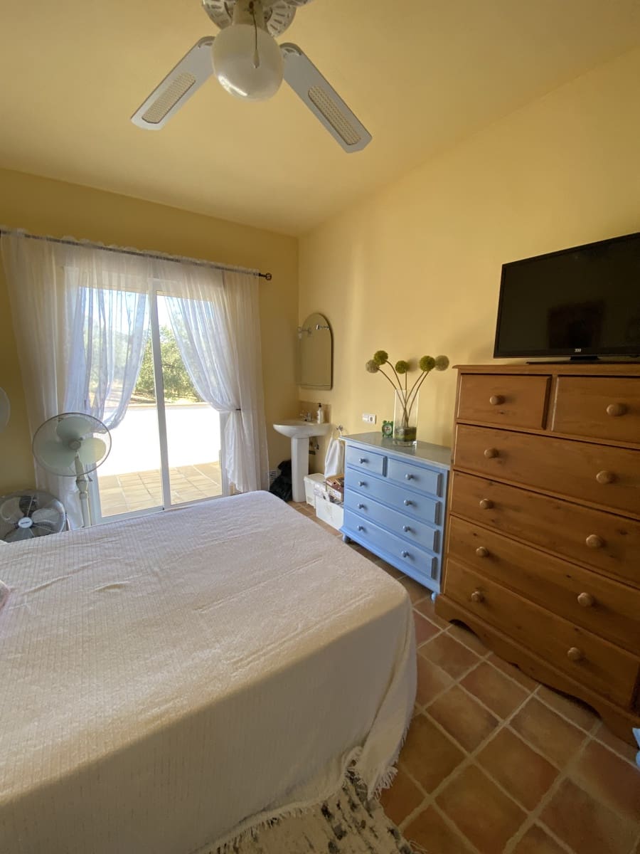 5 slaapkamer Villa te koop in Villanueva del Trabuco met zwembad garage - € 390.000 (Ref: 9955643)