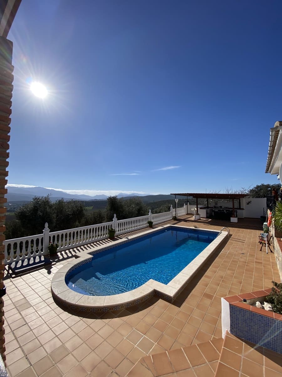 5 slaapkamer Villa te koop in Villanueva del Trabuco met zwembad garage - € 390.000 (Ref: 9955643)