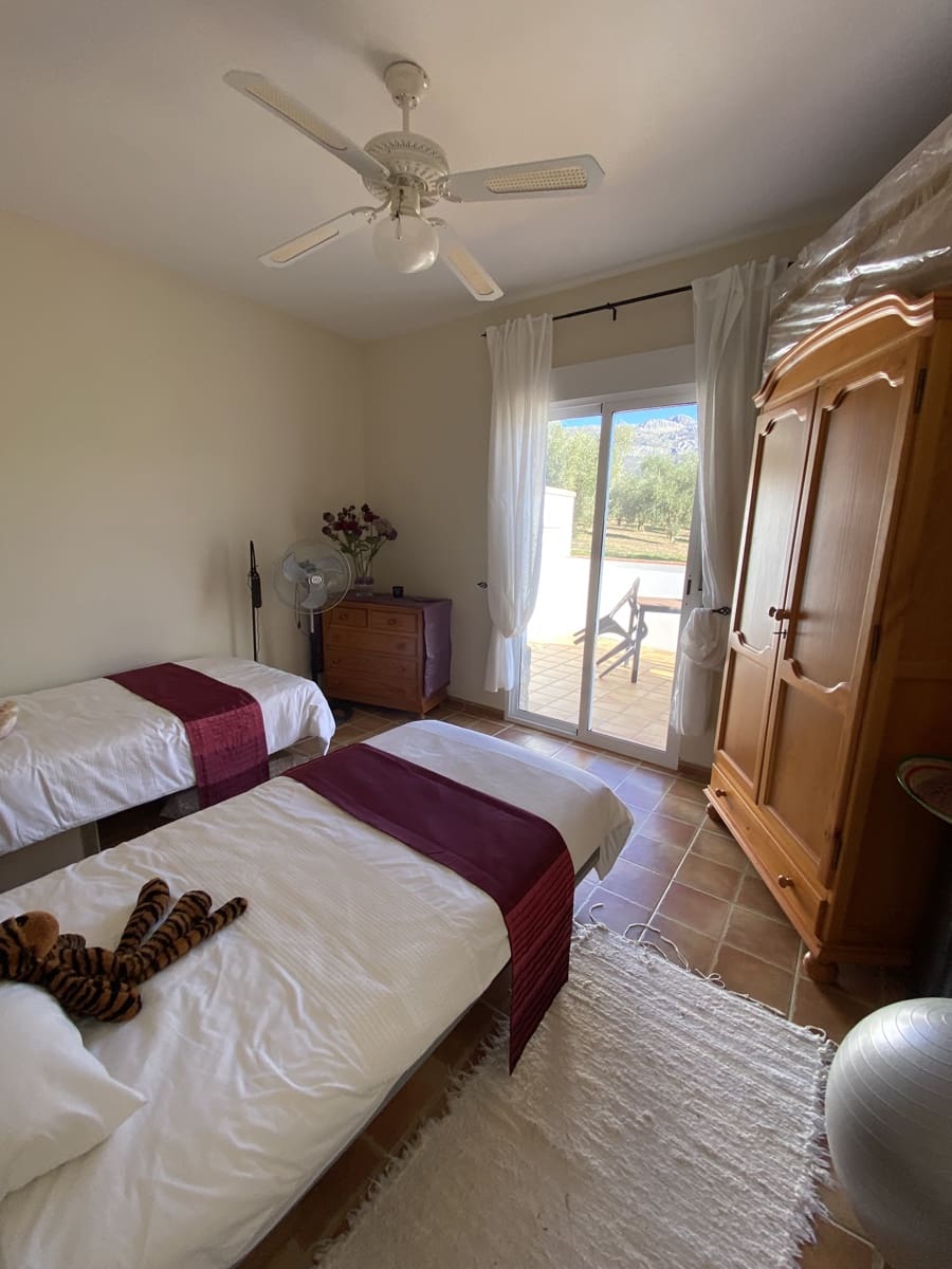 5 slaapkamer Villa te koop in Villanueva del Trabuco met zwembad garage - € 390.000 (Ref: 9955643)