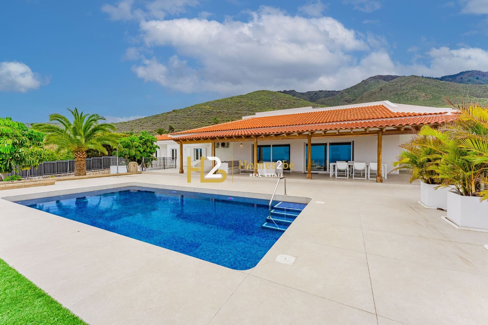 6 bedroom Villa for sale in Adeje with pool garage - € 2,850,000 (Ref: 6300807)