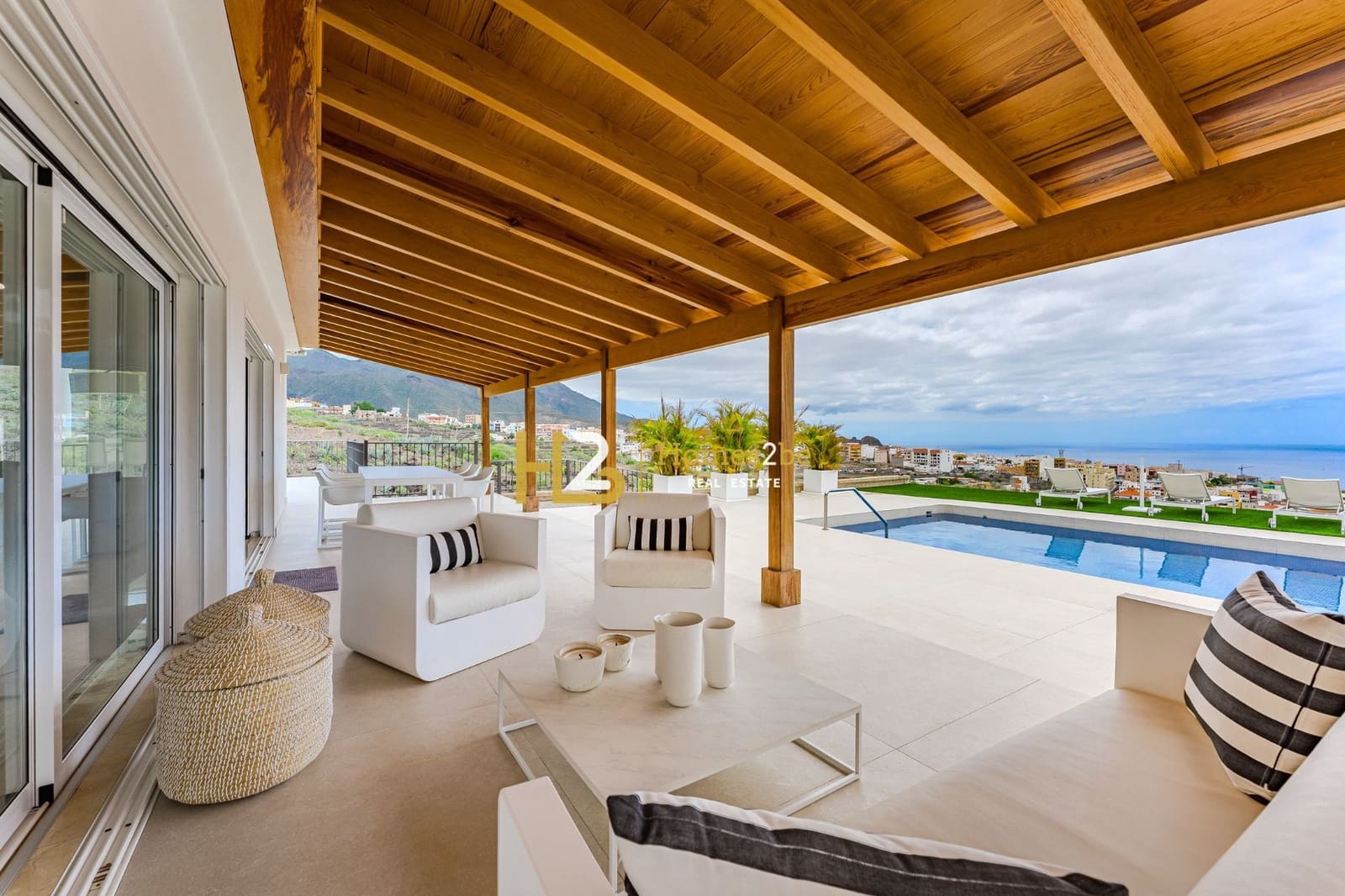 6 bedroom Villa for sale in Adeje with pool garage - € 2,850,000 (Ref: 6300807)