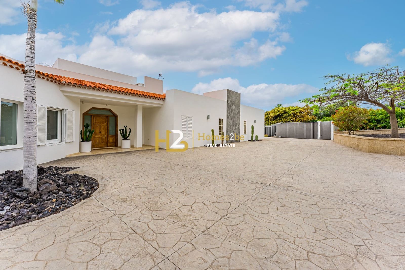 6 bedroom Villa for sale in Adeje with pool garage - € 2,850,000 (Ref: 6300807)