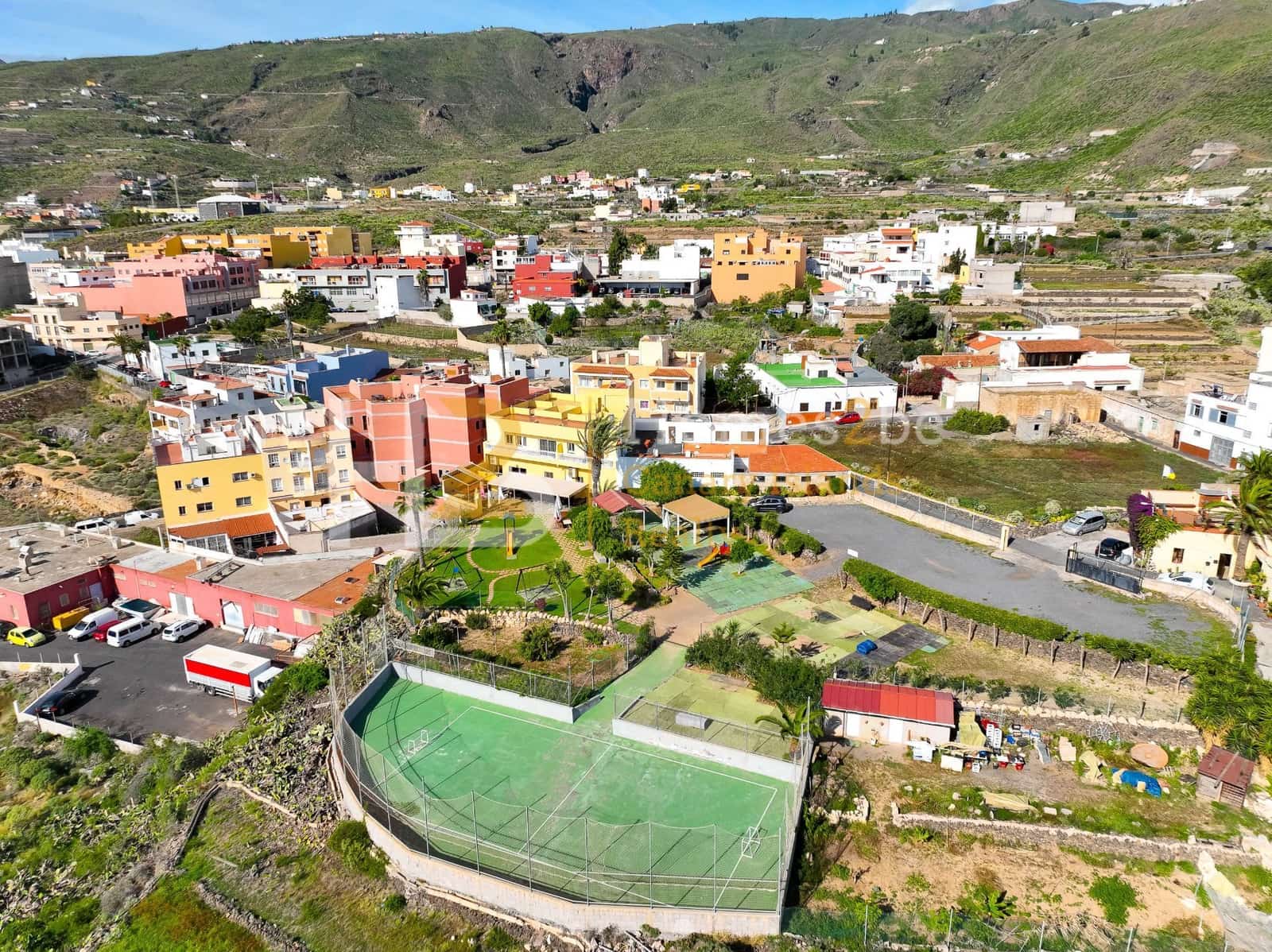 Commercial for sale in Arona with garage - € 1,250,000 (Ref: 7310650)