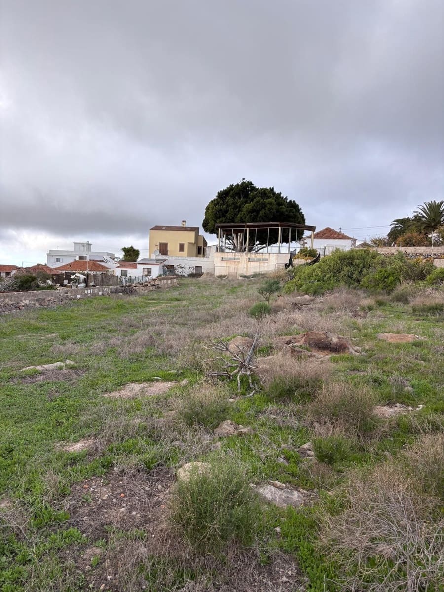 Grunde uden byggetilladelser til salg i Adeje - € 140.000 (Ref: 9501875)