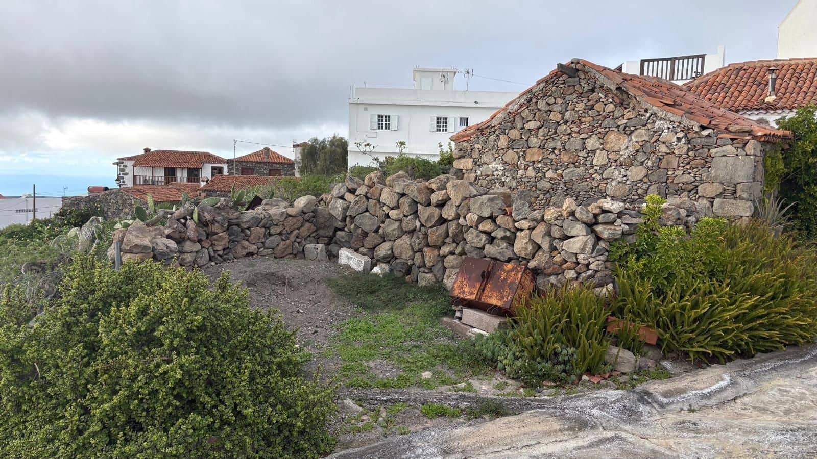 Grunde uden byggetilladelser til salg i Adeje - € 140.000 (Ref: 9501875)