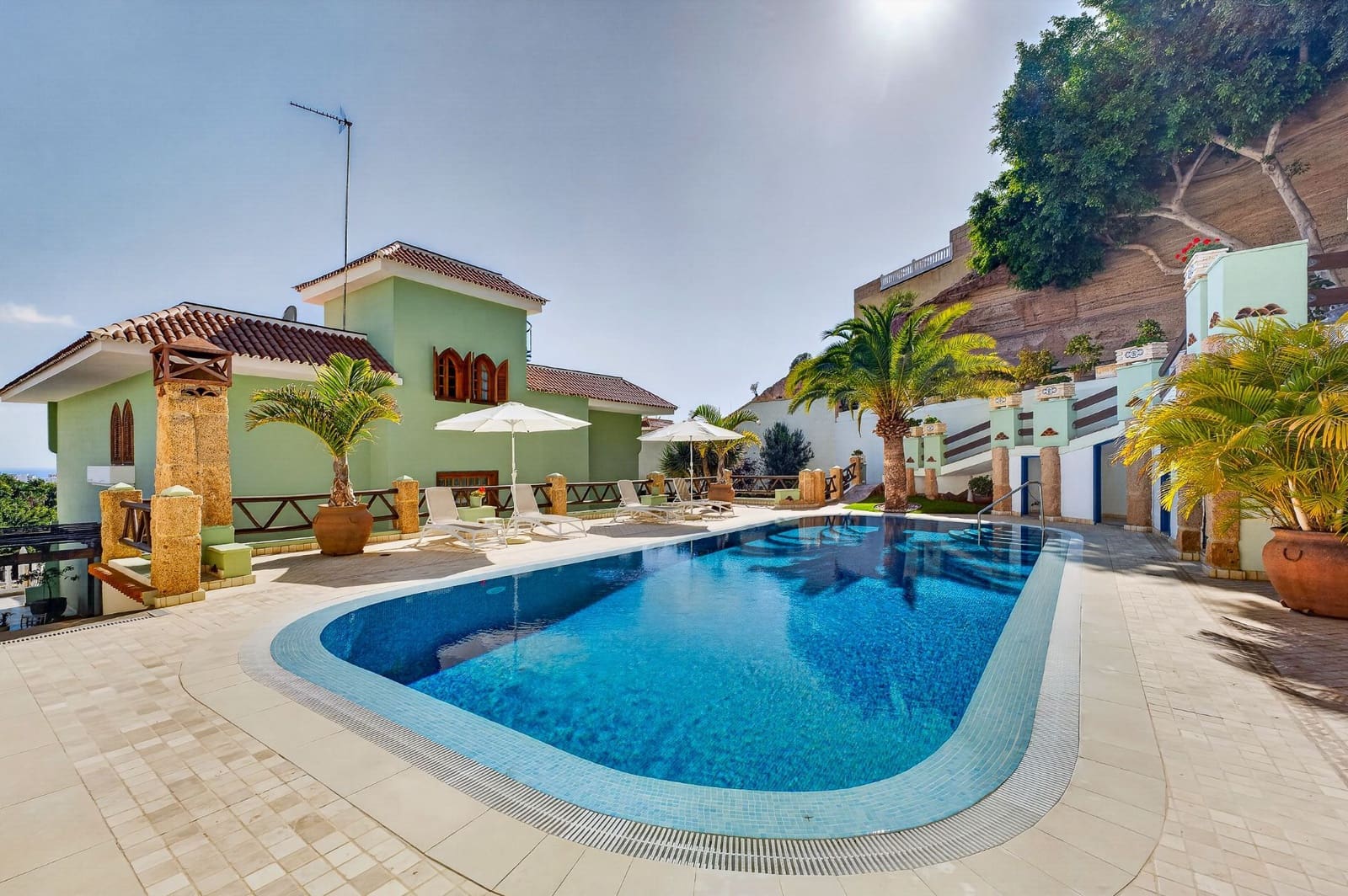 7 soverom Villa til salgs i Costa Adeje med svømmebasseng garasje - € 5 386 500 (Ref: 9788011)