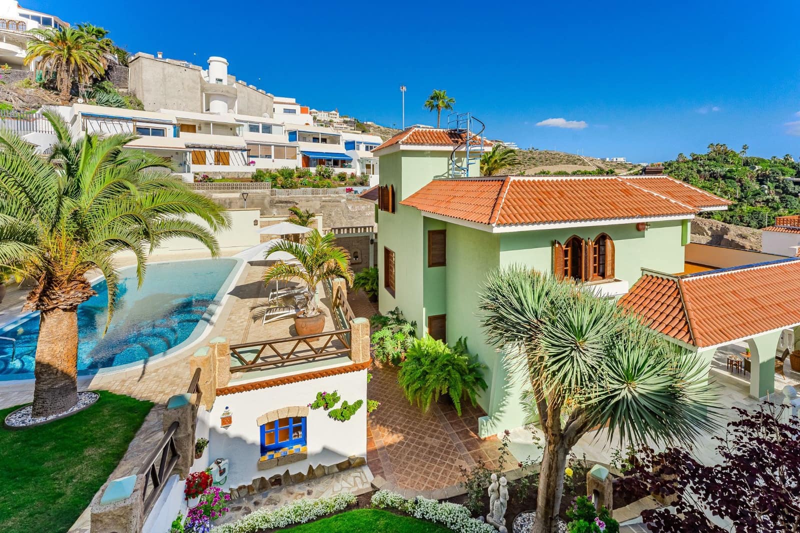 7 soverom Villa til salgs i Costa Adeje med svømmebasseng garasje - € 5 386 500 (Ref: 9788011)