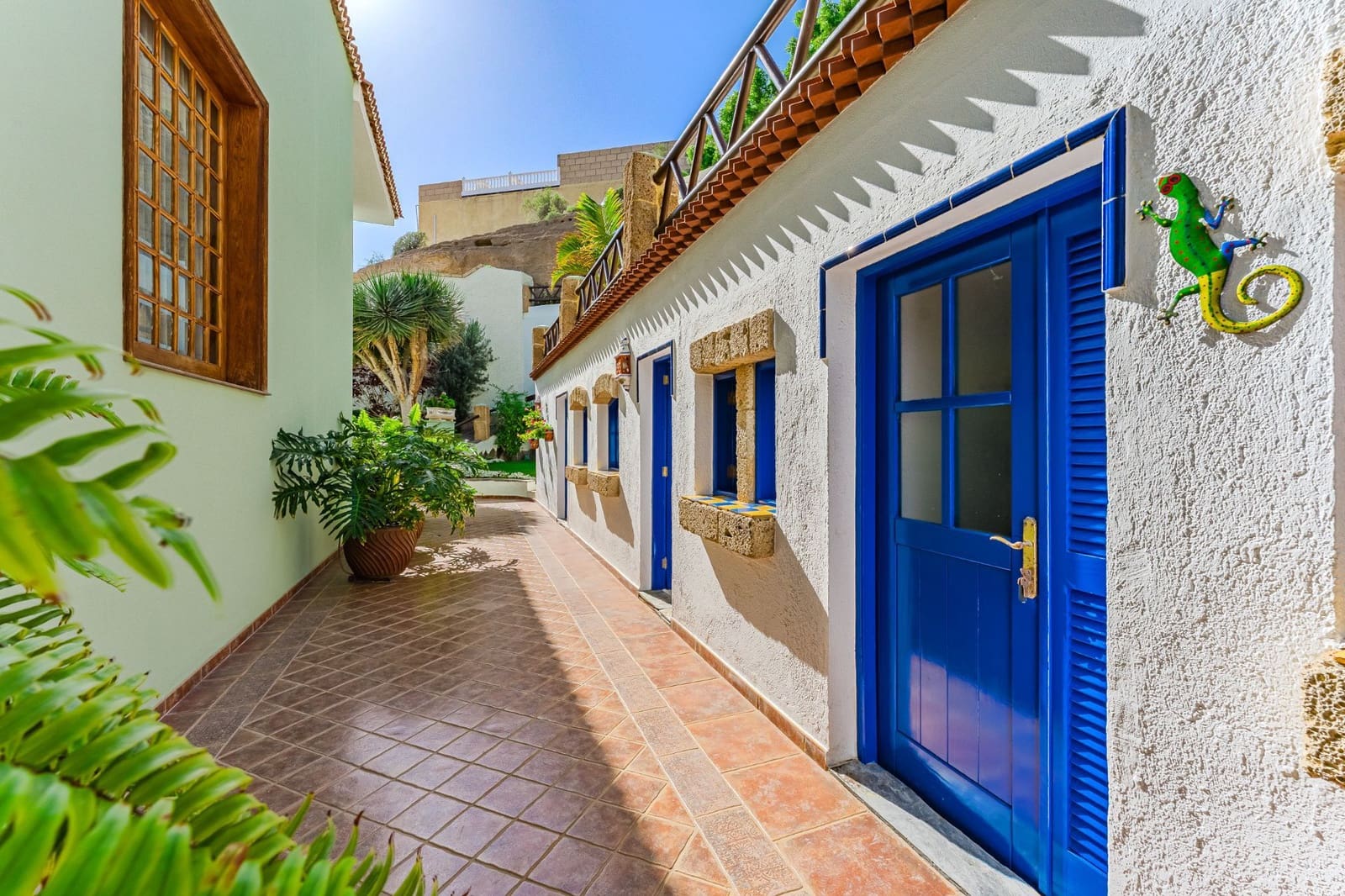 7 soverom Villa til salgs i Costa Adeje med svømmebasseng garasje - € 5 386 500 (Ref: 9788011)