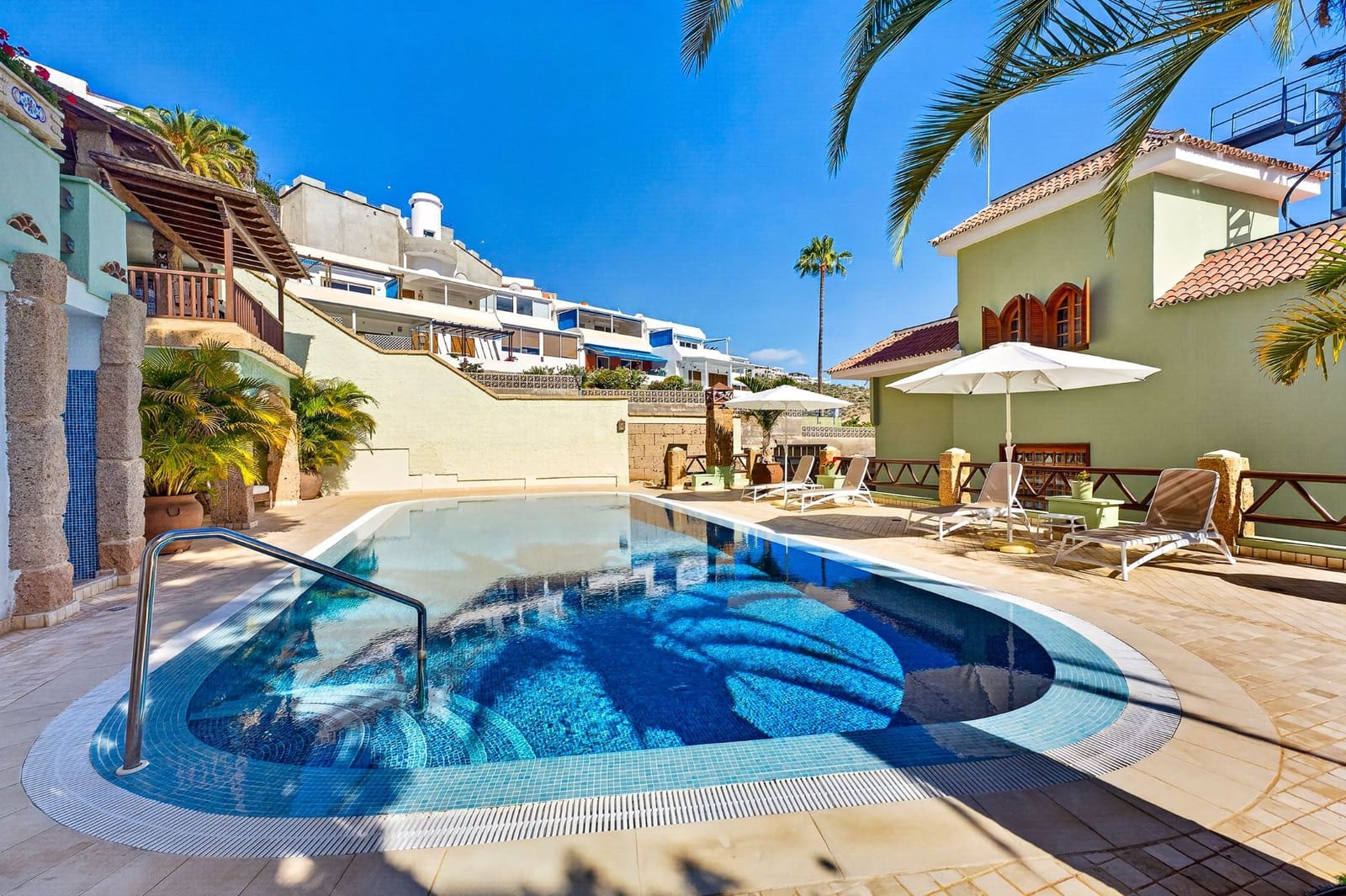 7 soverom Villa til salgs i Costa Adeje med svømmebasseng garasje - € 5 386 500 (Ref: 9788011)