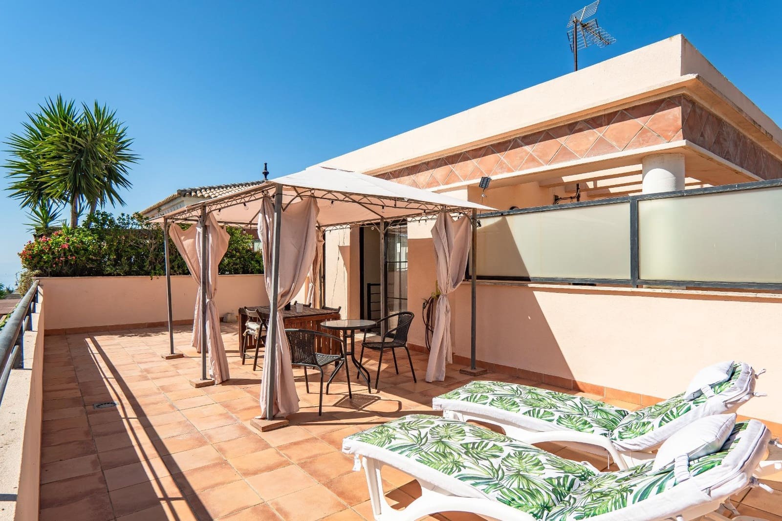 Ático de 2 habitaciones en Valle Niza en alquiler con piscina garaje - 1.000 € (Ref: 10015697)