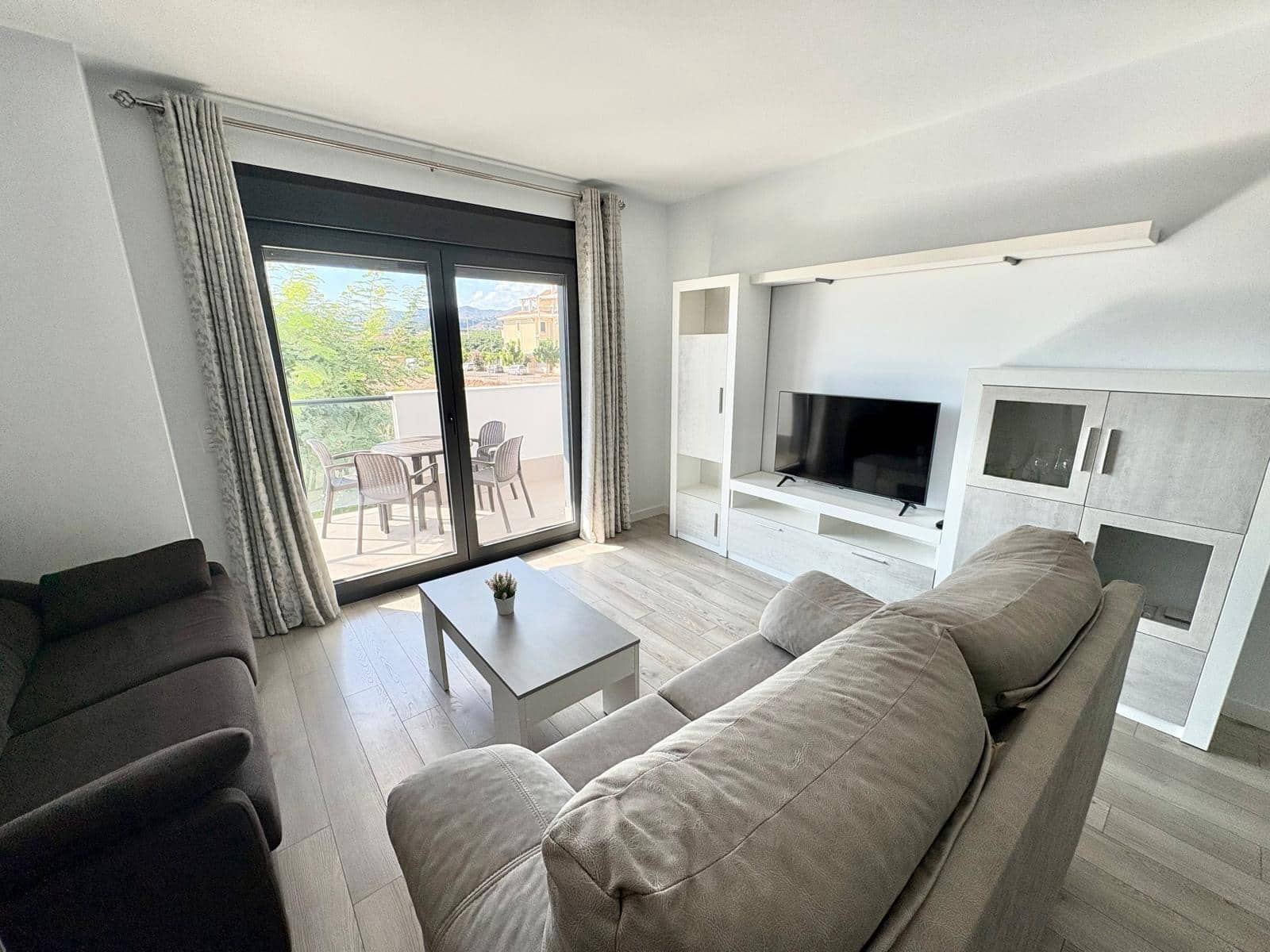 2 bedroom Flat for rent in Valle Niza with pool garage - € 1,000 (Ref: 10049503)