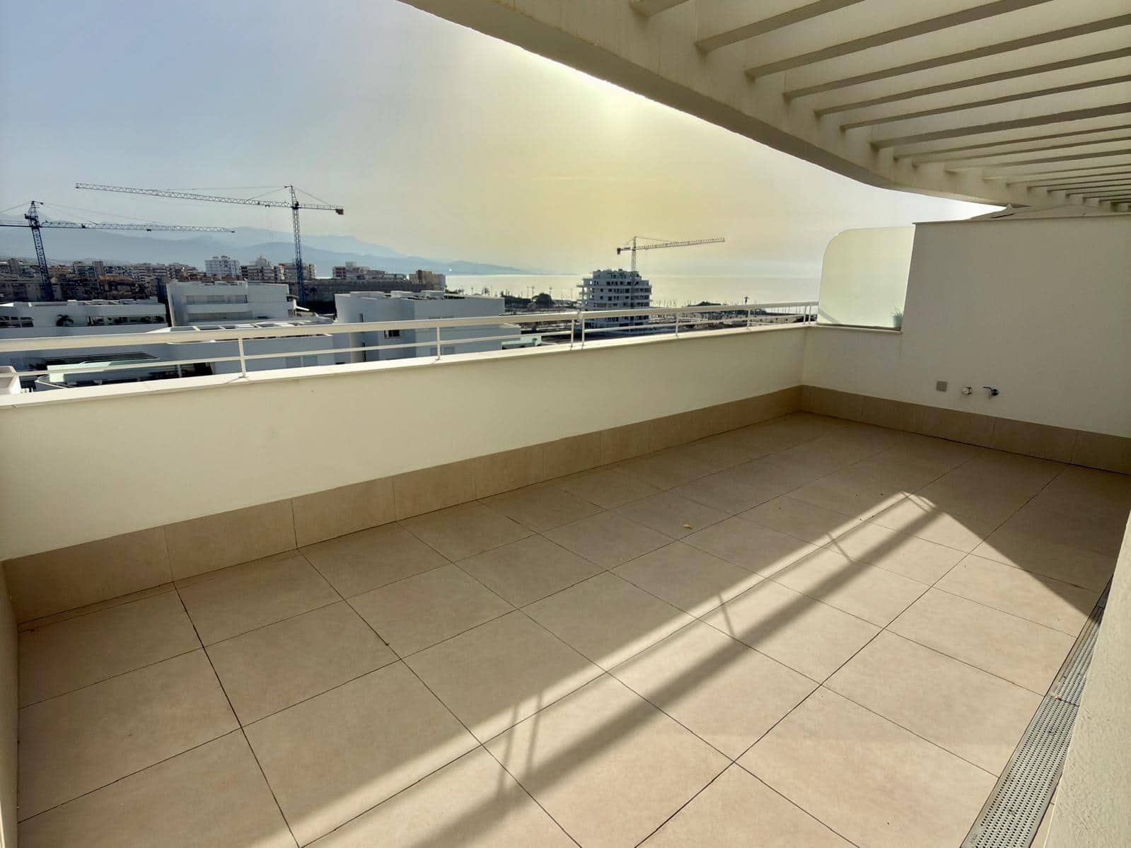 Ático de 3 habitaciones en Vélez-Málaga en alquiler con piscina - 1.800 € (Ref: 10055468)