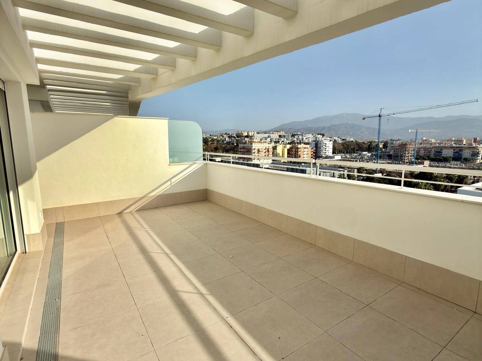 Ático de 3 habitaciones en Vélez-Málaga en alquiler con piscina - 1.800 € (Ref: 10055468)