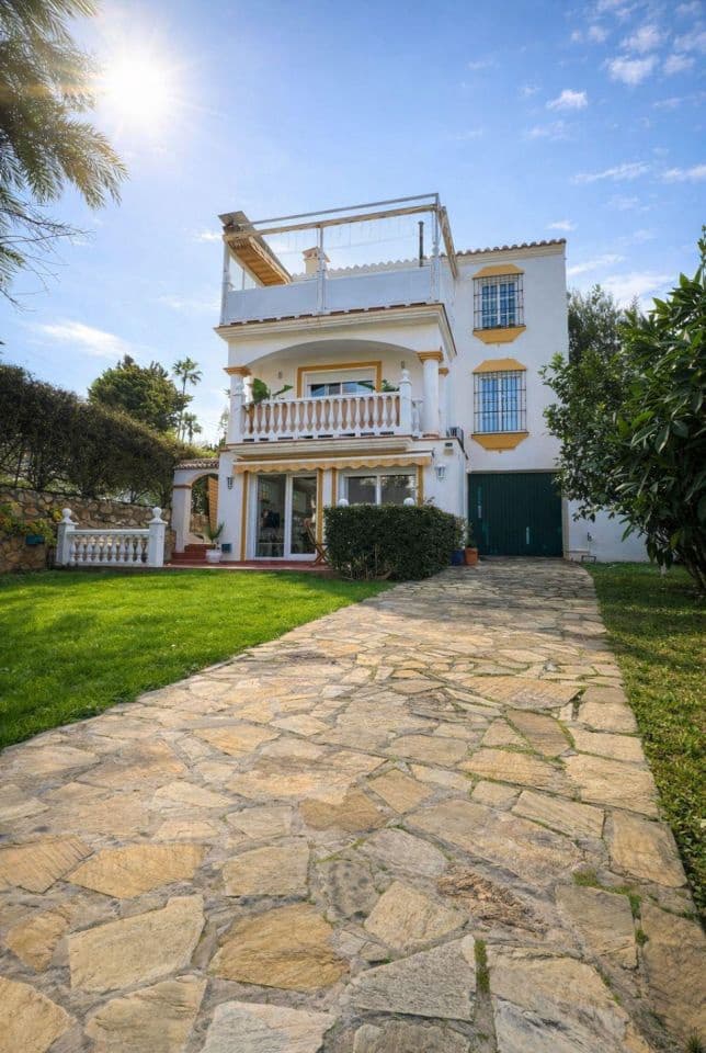 4 Zimmer Villa zu verkaufen in Caleta de Velez mit Pool - 669.000 € (Ref: 10062135)