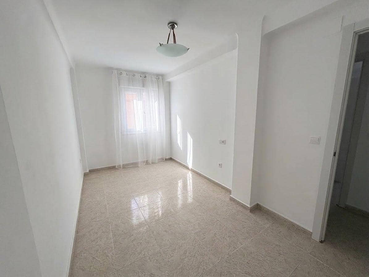 3 slaapkamer Flat te huur in Algarrobo - € 950 (Ref: 10120044)