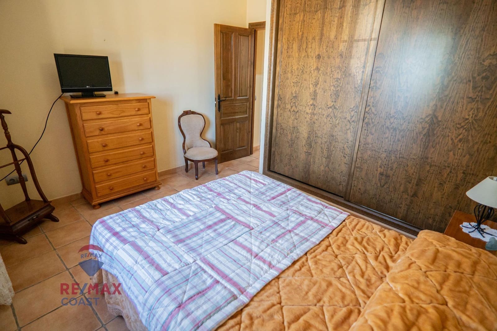 6 bedroom Finca/Country House for sale in Colmenar - € 395,000 (Ref: 7546777)