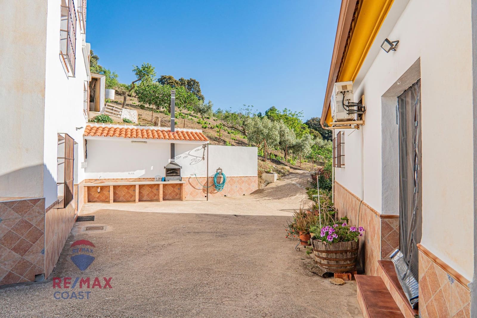6 bedroom Finca/Country House for sale in Colmenar - € 395,000 (Ref: 7546777)