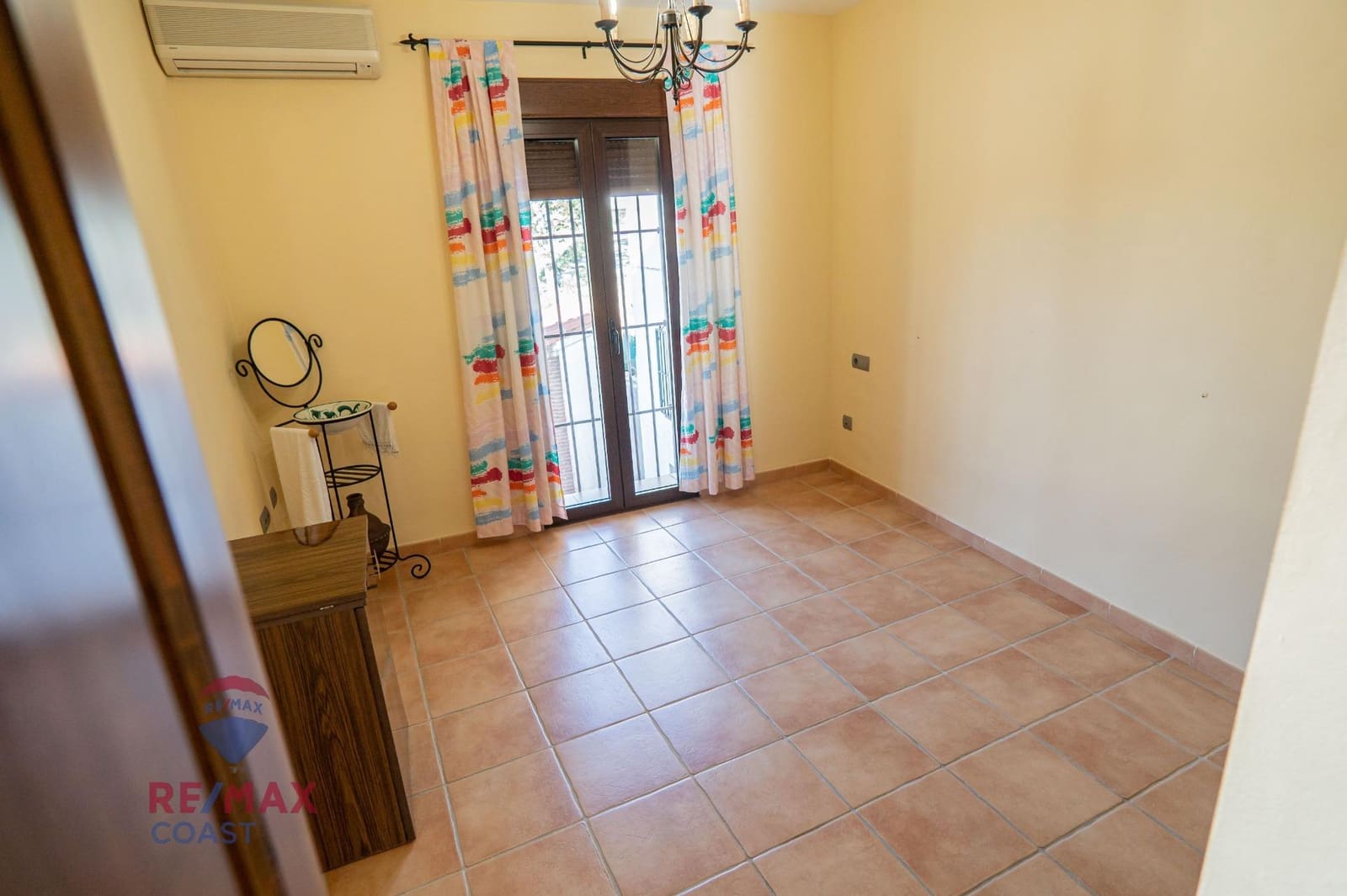 6 bedroom Finca/Country House for sale in Colmenar - € 395,000 (Ref: 7546777)
