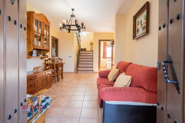 6 bedroom Finca/Country House for sale in Colmenar - € 395,000 (Ref: 7546777)