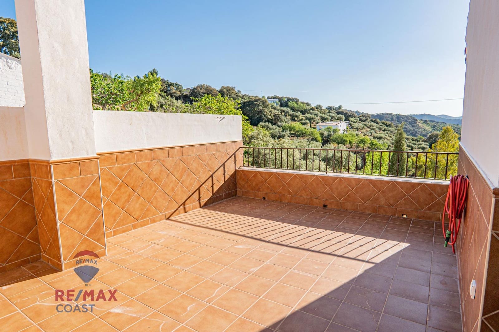 6 bedroom Finca/Country House for sale in Colmenar - € 395,000 (Ref: 7546777)