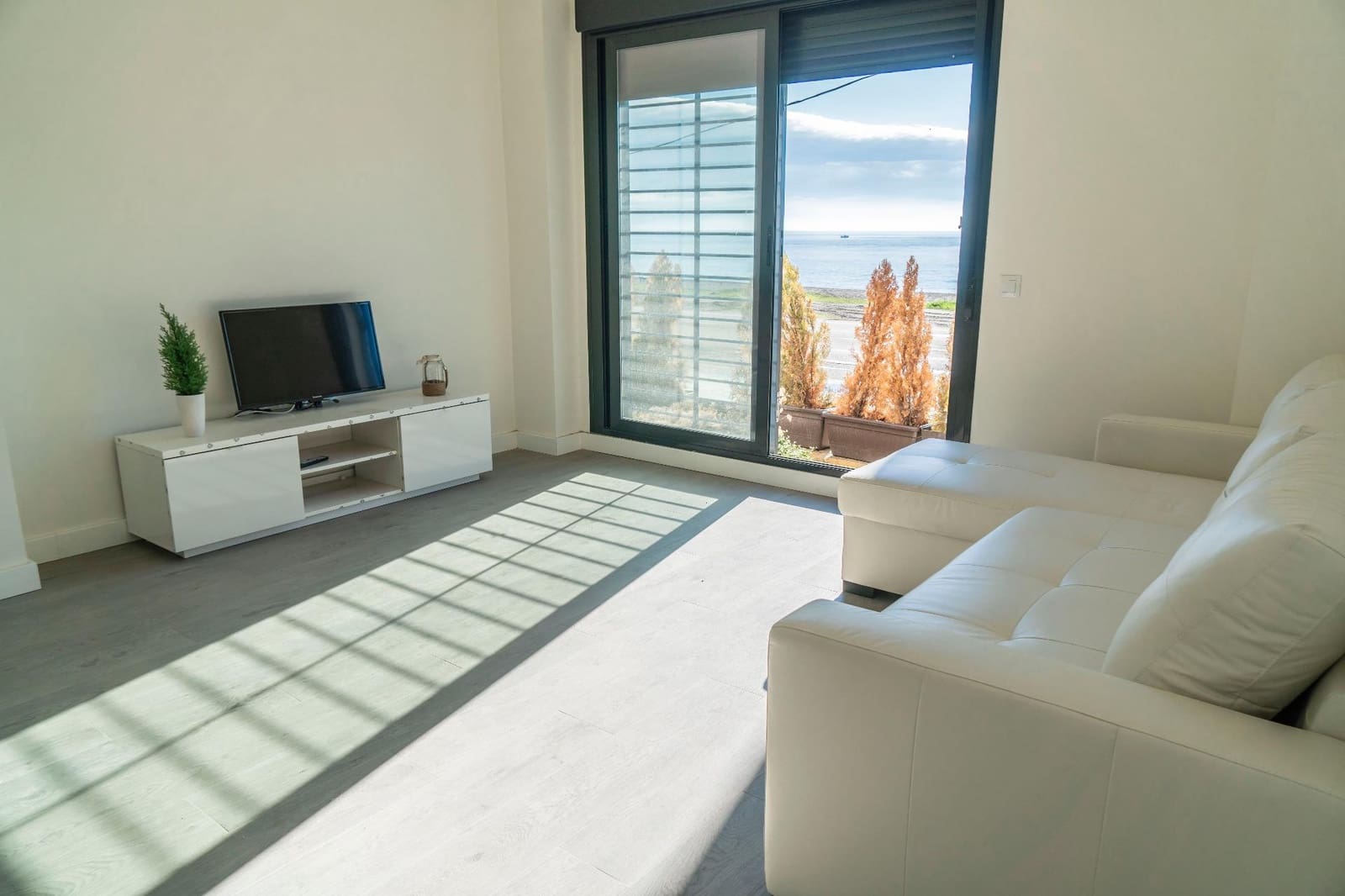 2 bedroom Flat for rent in Velez-Malaga - € 1,200 (Ref: 8552112)