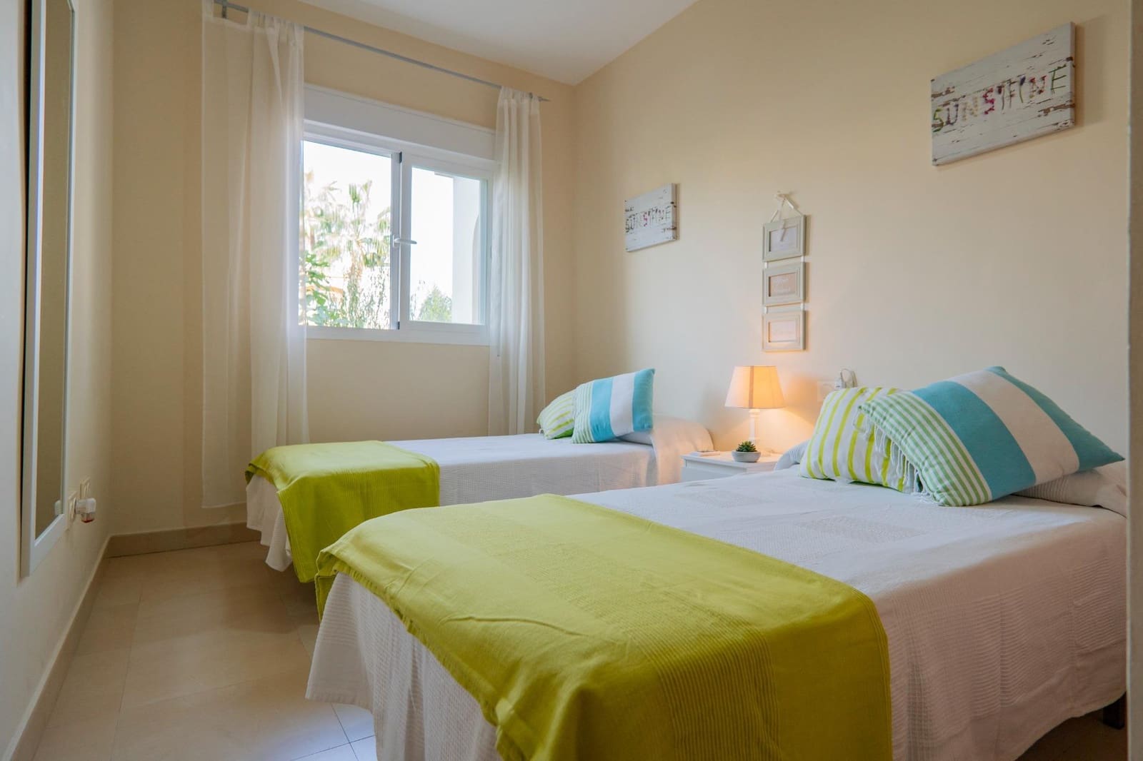2 slaapkamer Flat te huur in Caleta de Velez met zwembad garage - € 900 (Ref: 8576478)