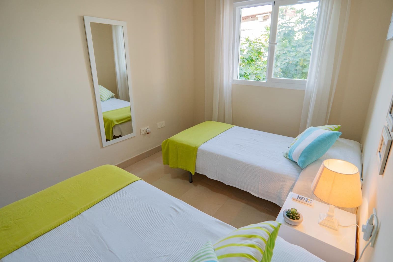 2 slaapkamer Flat te huur in Caleta de Velez met zwembad garage - € 900 (Ref: 8576478)