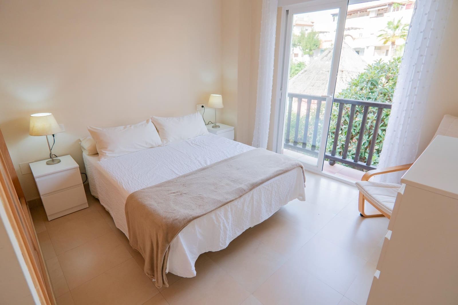 2 slaapkamer Flat te huur in Caleta de Velez met zwembad garage - € 900 (Ref: 8576478)