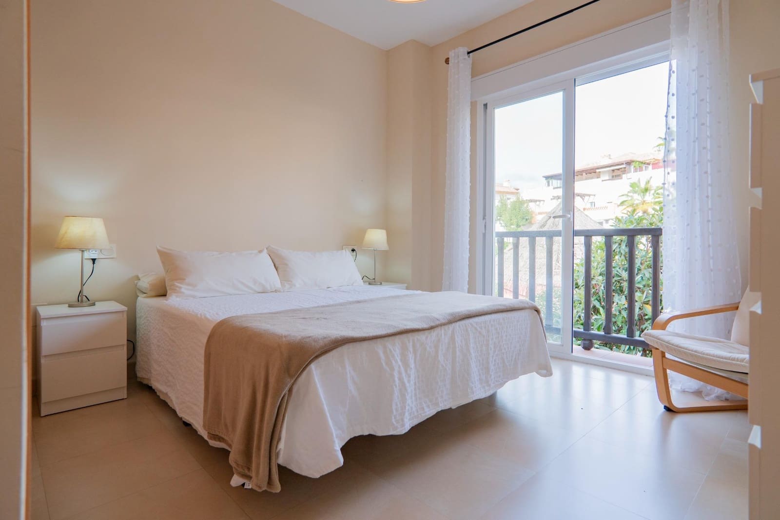 2 slaapkamer Flat te huur in Caleta de Velez met zwembad garage - € 900 (Ref: 8576478)