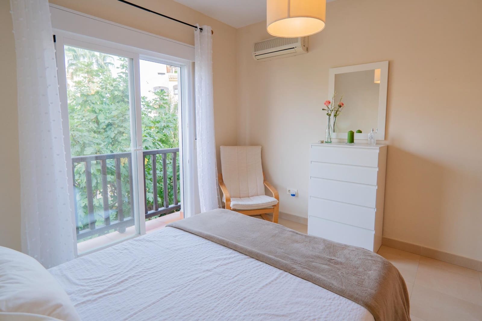 2 slaapkamer Flat te huur in Caleta de Velez met zwembad garage - € 900 (Ref: 8576478)