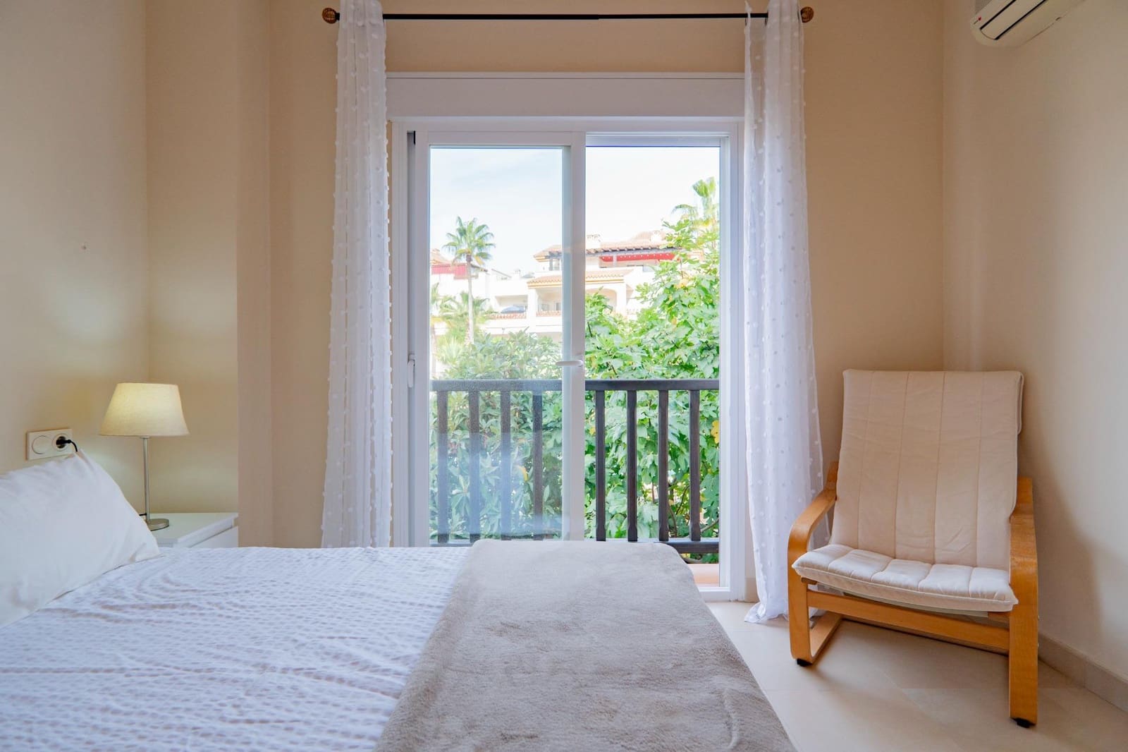 2 slaapkamer Flat te huur in Caleta de Velez met zwembad garage - € 900 (Ref: 8576478)