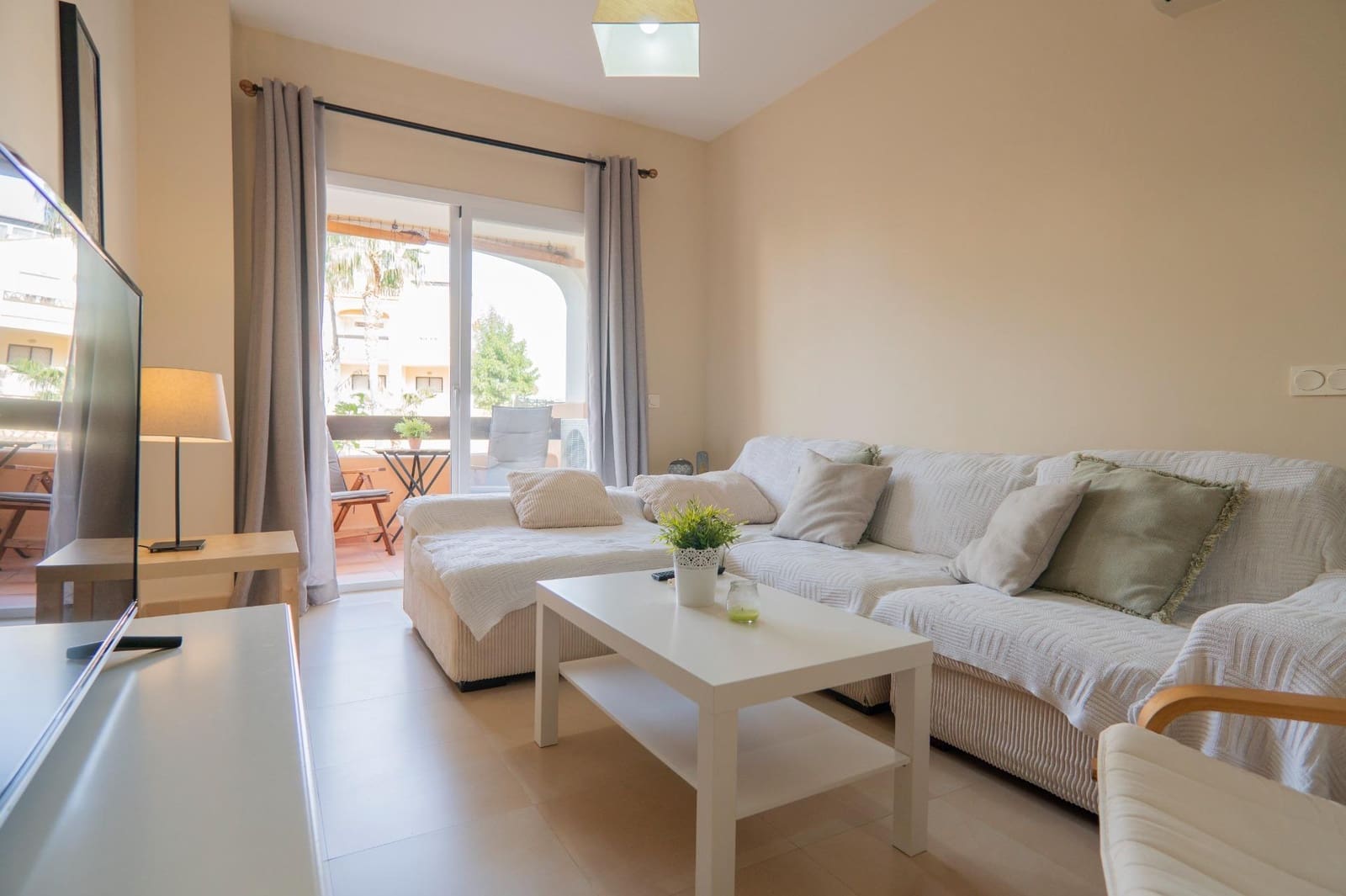 2 slaapkamer Flat te huur in Caleta de Velez met zwembad garage - € 900 (Ref: 8576478)