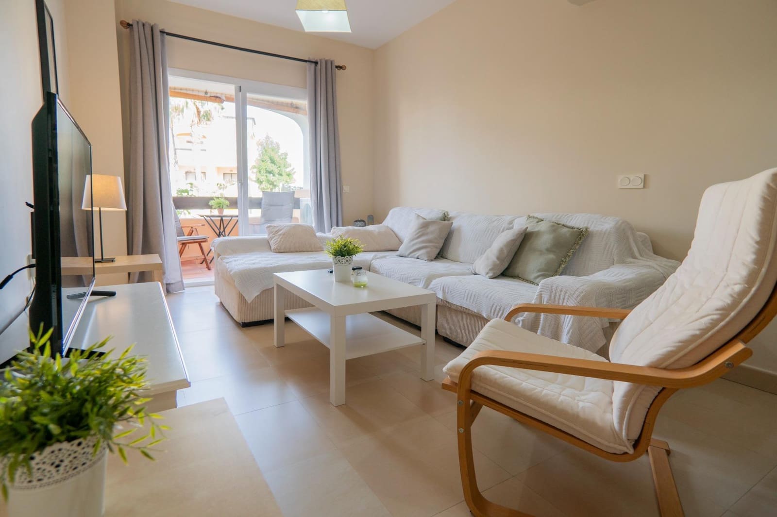 2 slaapkamer Flat te huur in Caleta de Velez met zwembad garage - € 900 (Ref: 8576478)