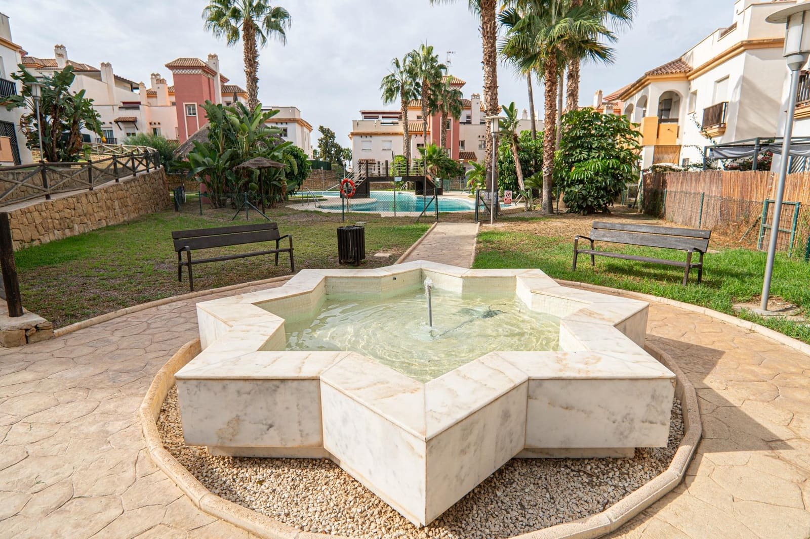 2 slaapkamer Flat te huur in Caleta de Velez met zwembad garage - € 900 (Ref: 8576478)