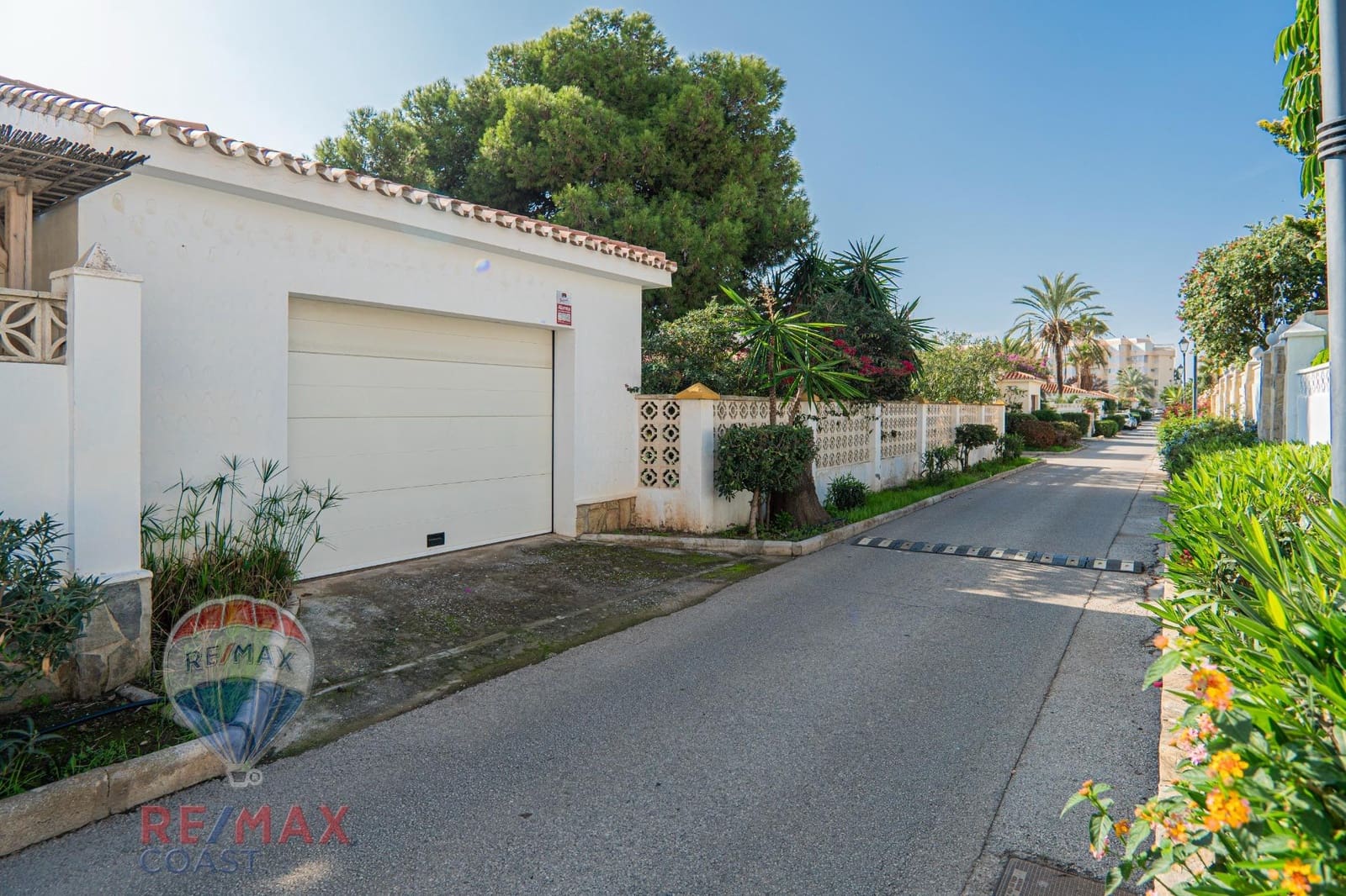 4 slaapkamer Villa te koop in Torrox-Costa met garage - € 748.000 (Ref: 8636551)