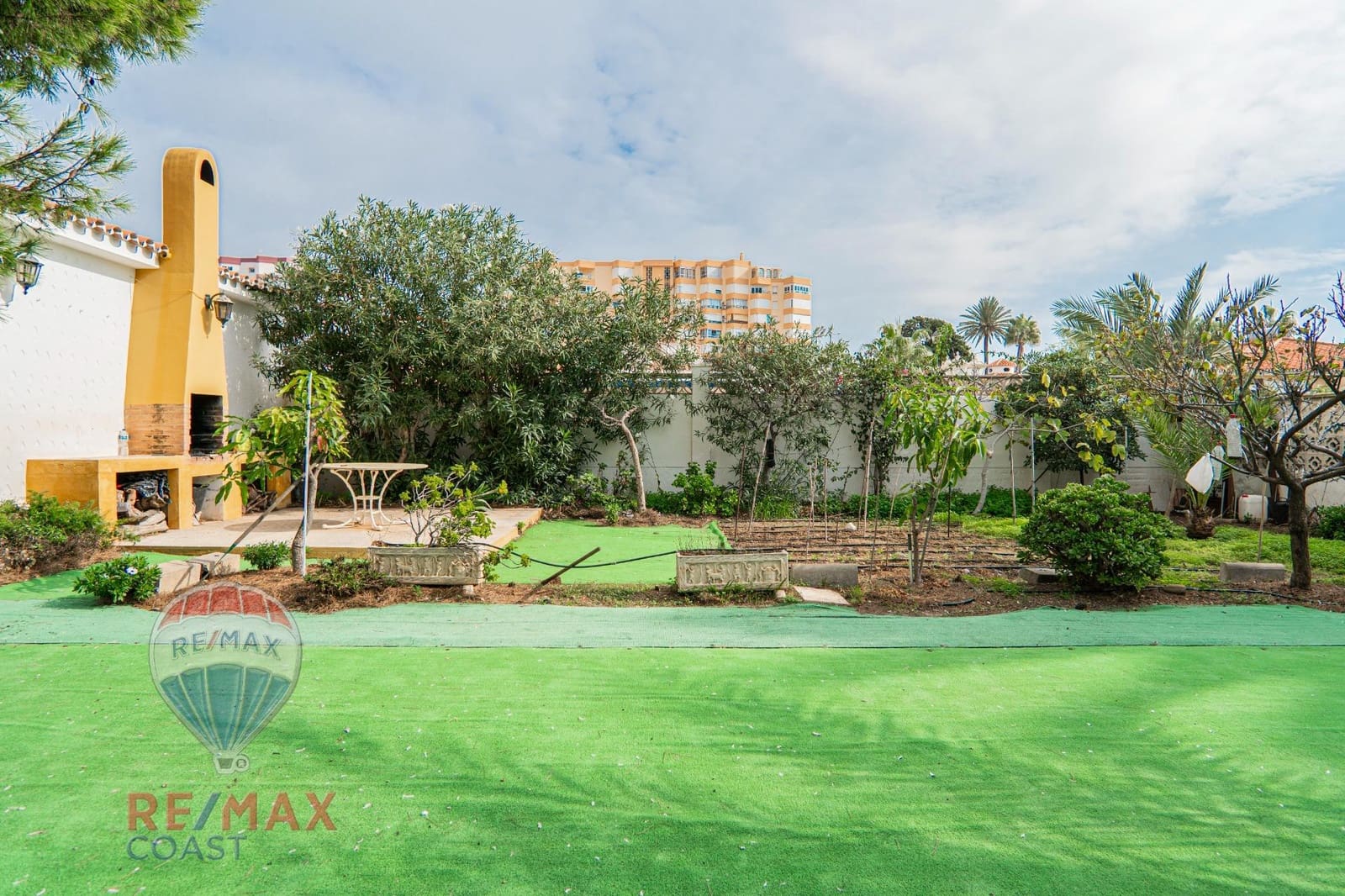 4 bedroom Villa for sale in Torrox-Costa with garage - € 748,000 (Ref: 8636551)