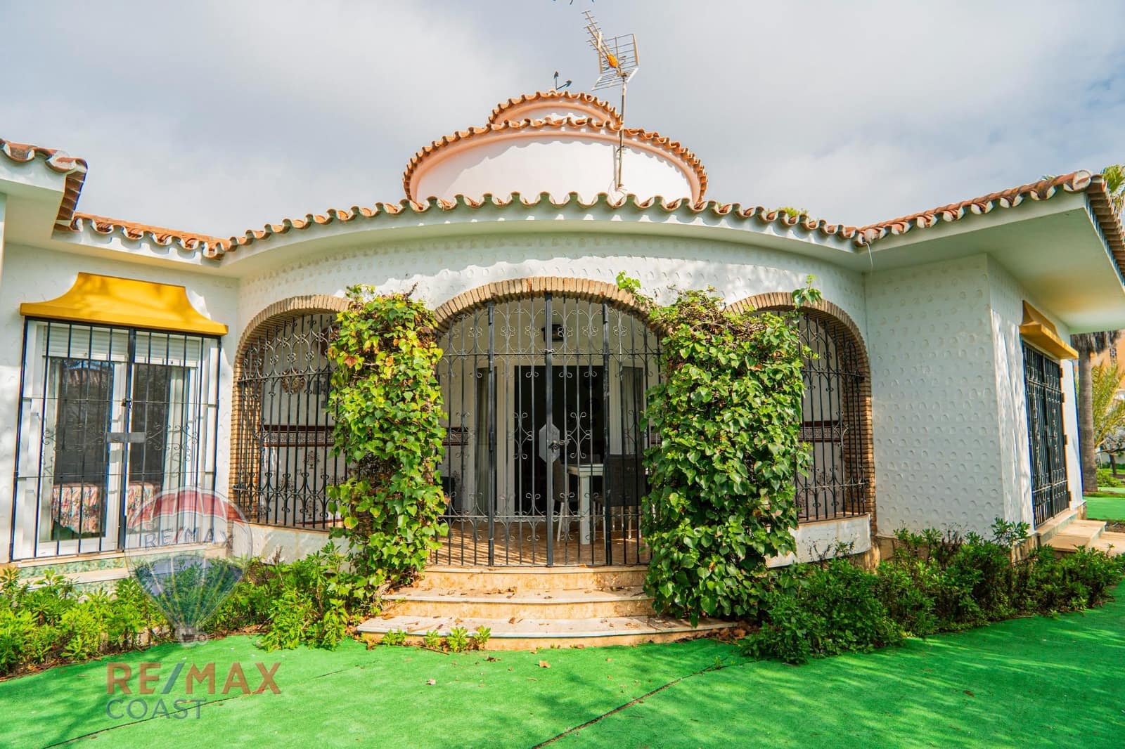 4 bedroom Villa for sale in Torrox-Costa with garage - € 745,000 (Ref: 8636551)