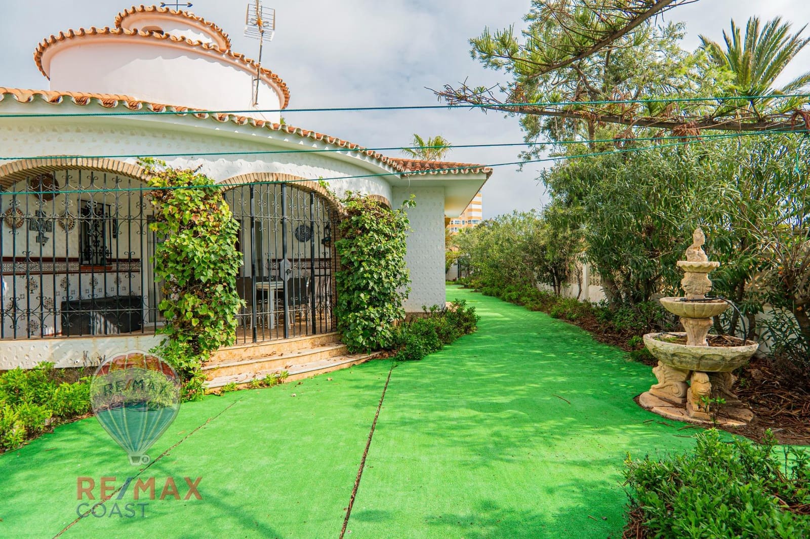 4 bedroom Villa for sale in Torrox-Costa with garage - € 745,000 (Ref: 8636551)