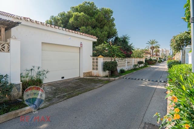 4 slaapkamer Villa te koop in Centro Internacional, Torrox met garage - € 745.000 (Ref: 8636551)