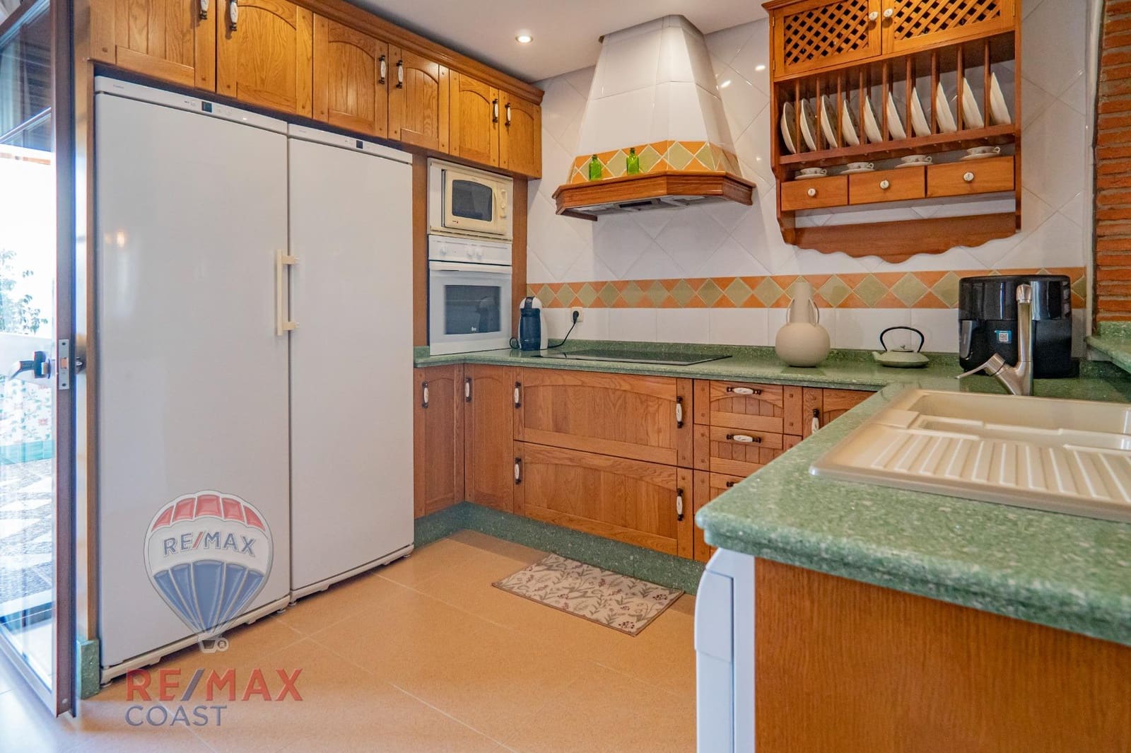 5 bedroom Villa for sale in Cartama with garage - € 489,000 (Ref: 8905547)